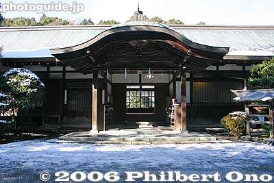 The Shamusho Shrine office I (社務所I) serves as the Karuta Matsuri tournament venue.
Keywords: shiga prefecture otsu shinto shrine emperor tenchi