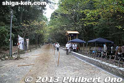 The yabusame horse track. They first hold a Shinto ceremony at the shrine.
Keywords: shiga otsu omi jingu ohmi shinto shrine yabusame horseback archery