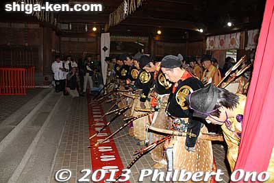 The archers first held a prayer ceremony in the Naihaiden Hall.
Keywords: shiga otsu omi jingu ohmi shinto shrine yabusame horseback archery