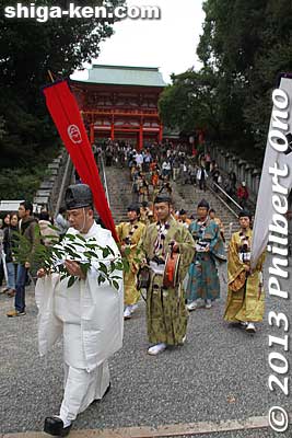 After the ceremony, they leave the worship hall and head for the horses.
Keywords: shiga otsu omi jingu ohmi shinto shrine yabusame horseback archery
