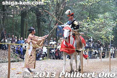 Resupply of arrows on the way back.
Keywords: shiga otsu omi jingu ohmi shinto shrine yabusame horseback archery