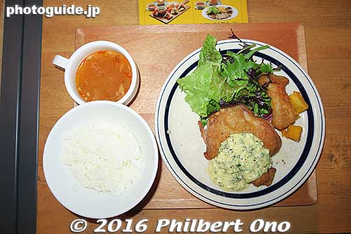 My lunch: Daily special (hi-gawari lunch) served 11 am–2:30 pm for ¥850 includes soup, rice or bread, and the drink bar (coffee, tea, juices).
Keywords: shiga otsu calendar