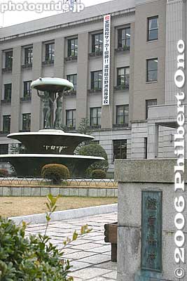 Water fountain in front of the Shiga Prefectural Capitol.
Keywords: shiga otsu