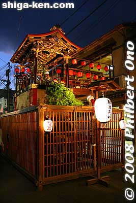 Otsu Matsuri floats look better at night with the lanterns lit. Seeing the festival eve is well worth it. It's not so crowded either.
Keywords: shiga otsu matsuri festival floats shigabestmatsuri