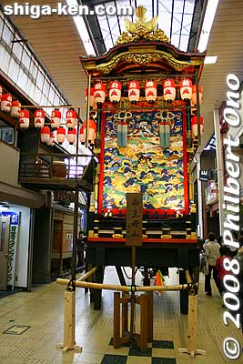 This float (called Seio Bo-zan) is inside the Maruya-cho shopping arcade. 丸屋町
Keywords: shiga otsu matsuri festival floats 