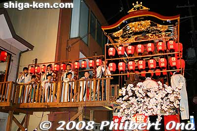 Saigyo Sakura Tanuki-yama float with musicians playing on the bridge. 西行桜狸山
Keywords: shiga otsu matsuri night festival floats 