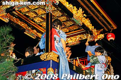 Notice the gold carvings on the ceiling.
Keywords: shiga otsu matsuri festival floats 