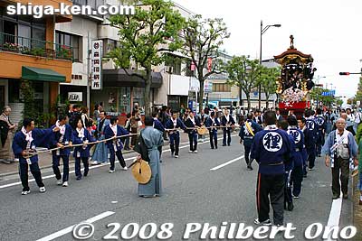 These pictures were taken on Oct. 12, 2008. This is the first float in the procession, called Saigyo Sakura Tanuki-yama. 西行桜狸山
Keywords: shiga otsu matsuri festival floats 