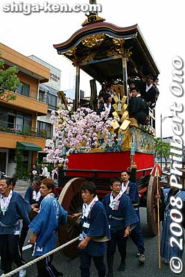 Saigyo Sakura Tanuki-yama. Notice the three wheels instead of four. 西行桜狸山
Keywords: shiga otsu matsuri festival floats procession 