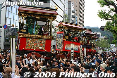From noon to 1:45 pm, the floats gathered here on Chuo Odori, a wide road leading to Otsu Station. It was a lunch break and a chance for us to look at the floats up close.
Keywords: shiga otsu matsuri festival floats 