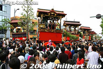 The crowd wait for chimaki to be thrown. This is something even Kyoto's Gion Matsuri does not do. (They used to do it.)
Keywords: shiga otsu matsuri festival floats 