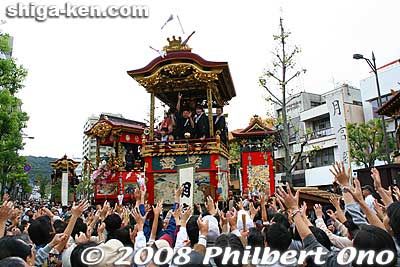 A chimaki supposed to ward off bad luck, so we all want to catch one. You hang it above an entrance or under the eaves.
Keywords: shiga otsu matsuri festival floats 
