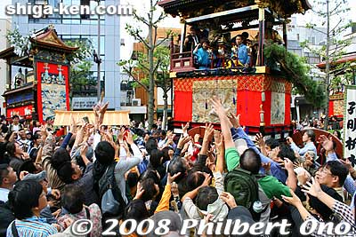 The crowd desperate to catch a chimaki. People tend to push and shove, and fight for one.
Keywords: shiga otsu matsuri festival floats 