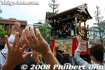 Hey, throw one here!! The thirteen floats throw tens of thousands of these chimaki during the procession. It makes this festival unusual. Most other float festivals don't do it.
Keywords: shiga otsu matsuri festival floats 