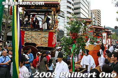 A small parade comes thrpugh.
Keywords: shiga otsu matsuri festival floats 