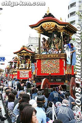 On Chuo Odori road, this spot had spectator seats (admission charged) to watch the karakuri performances which last only for a few minutes. At other spots, you can watch it for free.
Keywords: shiga otsu matsuri festival floats 