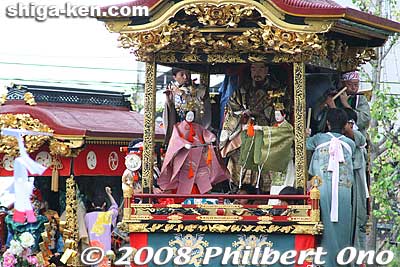 Karakuri dolls performing. They are manipulated with strings and other devices below or on the side. (There are no strings above the puppets.)
Keywords: shiga otsu matsuri festival floats 