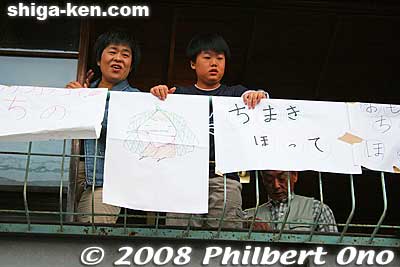 Sign says, "Throw us chimaki!"
Keywords: shiga otsu matsuri festival floats 