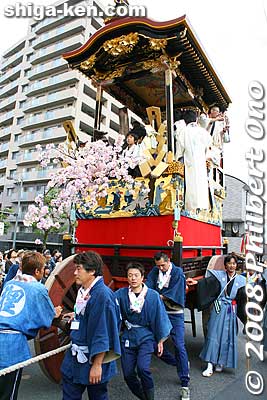 Always first in the Otsu Matsuri procession is the Saigyo Sakura Tanuki-yama float. It has cherry blossoms in the front. 西行桜狸山
Keywords: shiga otsu matsuri festival floats 