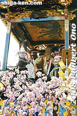 The karakuri shows a hermit emerging from the flowers and talking with Priest Saigyo.
Keywords: shiga otsu matsuri festival floats 