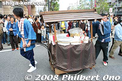 The float is followed by a cart loaded with chimaki.
Keywords: shiga otsu matsuri festival floats 
