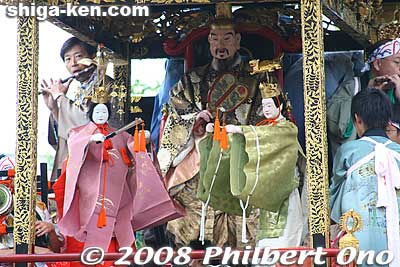 The karakuri on Gekkyuden-yama float has two dancers, one wearing a crane crown and the other a turtle crown, dancing in front of the Emperor.
Keywords: shiga otsu matsuri festival floats shigabestmatsuri