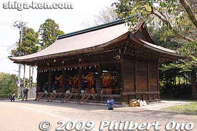 The Tea Offering Ceremony is held at the Yomiya-jo where the four portable shrines (mikoshi) are placed. 宵宮場 大政所
Keywords: shiga otsu sanno sai matsuri festival 