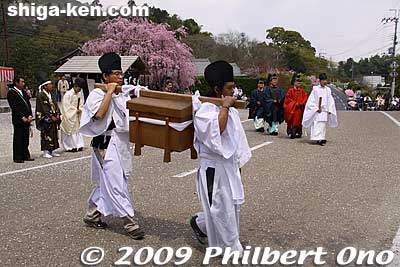 After the Tea Offering Ceremony, they march back.
Keywords: shiga otsu sanno sai matsuri festival 