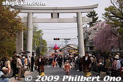 Flower Procession draws large crowds.
Keywords: shiga otsu sanno sai matsuri festival 
