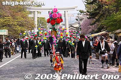 Flower Procession. They walk slowly and deliberately with parents and relatives in tow. 花渡り式
Keywords: shiga otsu sanno sai matsuri festival 