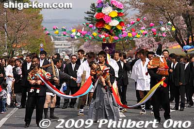 THe Flower Procession is held to celebrate the birth of the shrine's child god. Therefore, this event centers on the parent-child connection.
Keywords: shiga otsu sanno sai matsuri festival shigabestmatsuri