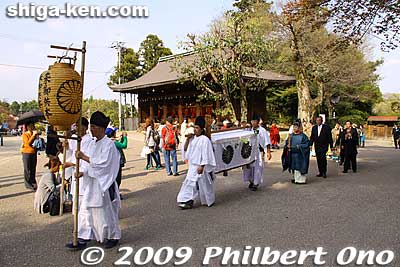 Afterward, they move to Hiyoshi Taisha's Nishi Hongu Shrine.
Keywords: shiga otsu sanno sai matsuri festival 
