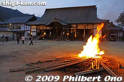 Shogenji temple where all the torch bearers will gather later. Shogenji is a Tendai Buddhist temple on the Sando road. 生源寺
Keywords: shiga otsu sanno sai matsuri festival 