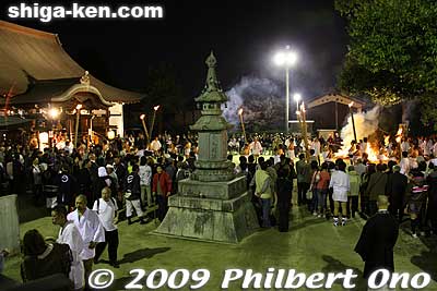 The torch procession gather at Shogenji temple at 7 pm on April 13.
Keywords: shiga otsu sanno sai matsuri festival 