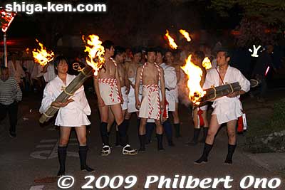 These guys can get pretty drunk as they haul the torches.
Keywords: shiga otsu sanno sai matsuri festival 
