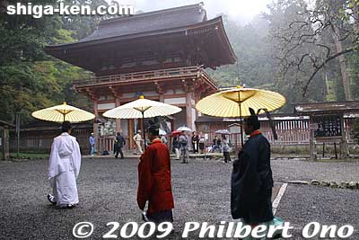 It was raining this day on April 14, 2009. This is the Romon Gate to Nishi Hongu.
Keywords: shiga otsu sanno sai matsuri festival 