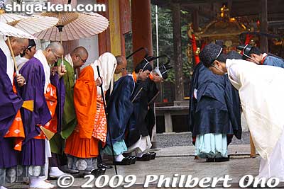 More bowing between priests.
Keywords: shiga otsu sanno sai matsuri festival 