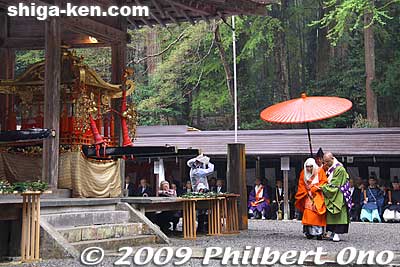 The Tendai Zasu Abbot is escorted to the Honden.
Keywords: shiga otsu sanno sai matsuri festival 
