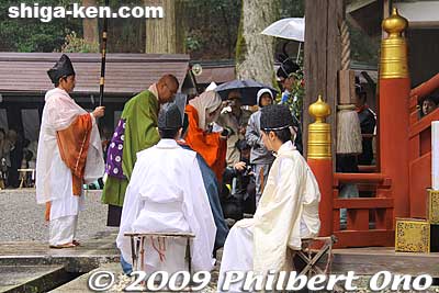 The Tendai Abbot chants a sutra in front of the Honden at Nishi Hongu. 読経
Keywords: shiga otsu sanno sai matsuri festival 
