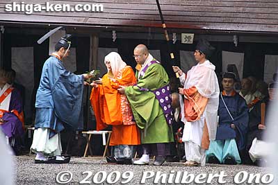 The Tendai Abbot receives the sacred branch to be offered at Nishi Hongu.
Keywords: shiga otsu sanno sai matsuri festival 