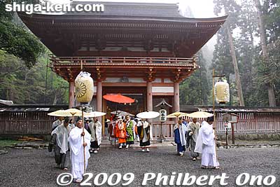 After the Reisai Ceremony, the Tendai Abbot leaves Nishi Hongu through the Romon Gate.
Keywords: shiga otsu sanno sai matsuri festival 
