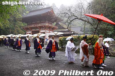 The Tendai Abbot leaves Nishi Hongu in a procession of Buddhist priests.
Keywords: shiga otsu sanno sai matsuri festival shigabestmatsuri