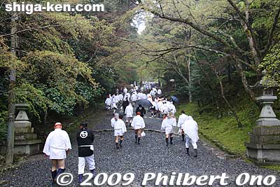 Festival participants make their way to the shrine.
Keywords: shiga otsu sanno-sai matsuri festival 
