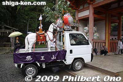 Sacred Horse (dummy) on a small truck proceeds around the shrine at 1 pm. I wonder how they did this in the old days. 御浦神事
Keywords: shiga otsu sanno-sai matsuri festival 