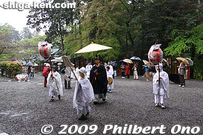 People head for Nishi Hongu where the mikoshi are.
Keywords: shiga otsu sanno-sai matsuri festival 