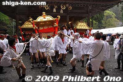 They then carried the mikoshi from the Haiden to the Sando road.
Keywords: shiga otsu sanno-sai matsuri festival 