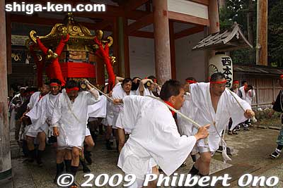 Carrying the mikoshi through Romon Gate at Nishi Hongu.
Keywords: shiga otsu sanno-sai matsuri festival 