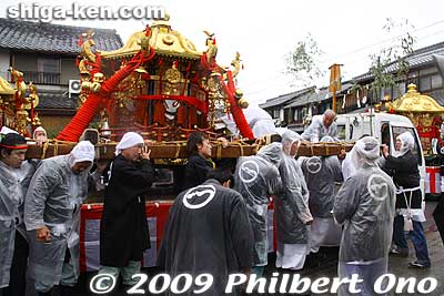 They carried the mikoshi on a rainy day on April 14, 2009.
Keywords: shiga otsu sanno-sai matsuri festival 