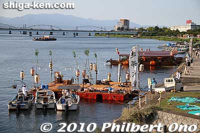 Mikoshi boats await the mikoshi.
Keywords: shiga otsu setagawa river senkosai mikoshi matsuri festival portable shrine boats 