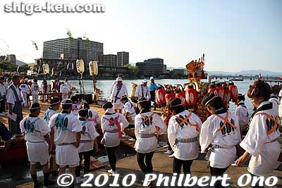 The mikoshi carried by the ladies is loaded onto the boat.
Keywords: shiga otsu setagawa river senkosai mikoshi matsuri festival portable shrine boats 